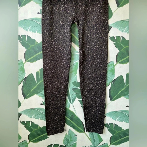 Spanx Look At Me Now Seamless Womens Leopard Olive Leggings Size Medium XL - Picture 8 of 9